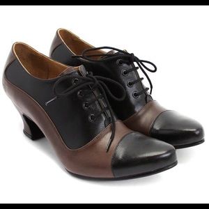 John Fluevog Wonder K2 2-toned oxford heel SO GOOD